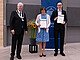 Dr. Christine Borsum and Alban Piotrowsky with President Prof. Dr. Stephan Dabbert (Image: Universität Hohenheim / Jan Winkler)